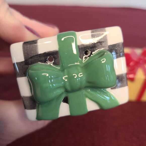 Hallmark VIP Ceramic Christmas Gift Boxes Salt and Pepper Shakers NWT NIB - Picture 4 of 8